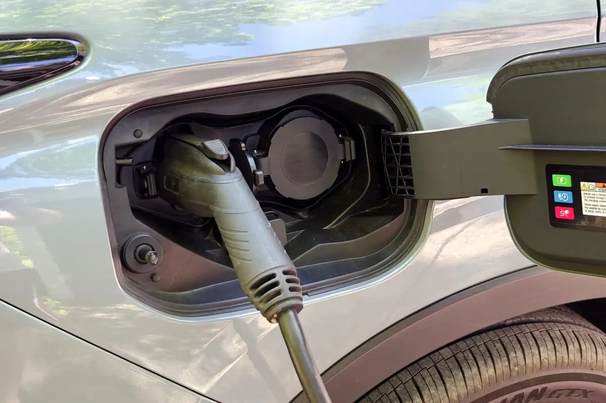 Mitsubishi Outlander Plug-in Hybrid (2026)