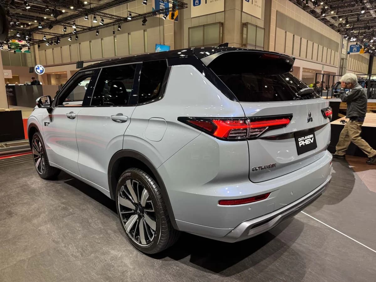 Mitsubishi Outlander Plug-in Hybrid (2026)