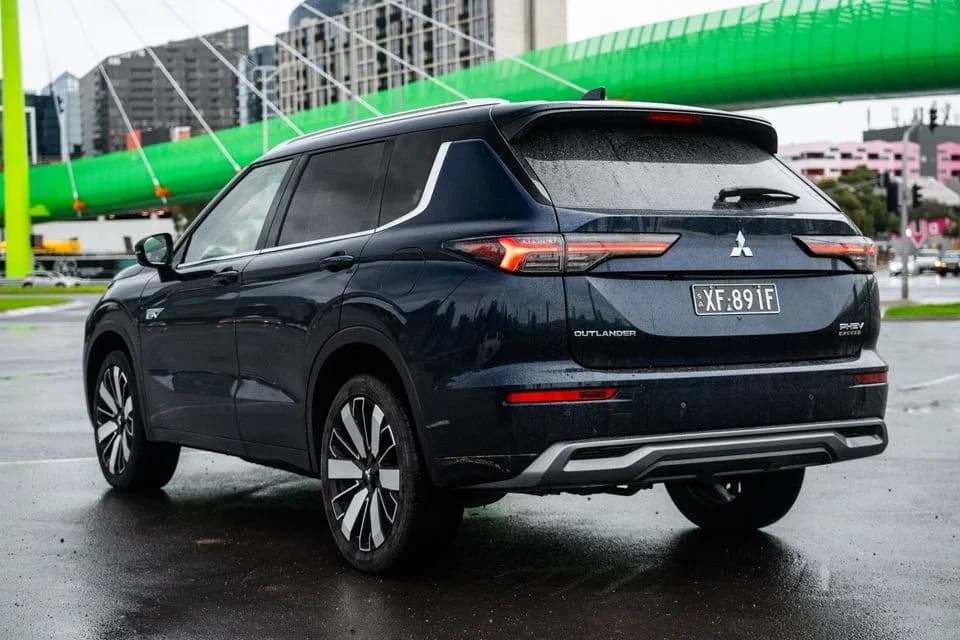 Mitsubishi Outlander Plug-in Hybrid (2026)