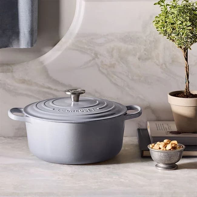 Le Creuset Signature Enameled Cast Iron Round Dutch Oven 5.5 Qt