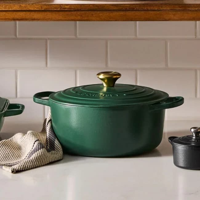 Le Creuset Signature Enameled Cast Iron Round Dutch Oven 5.5 Qt